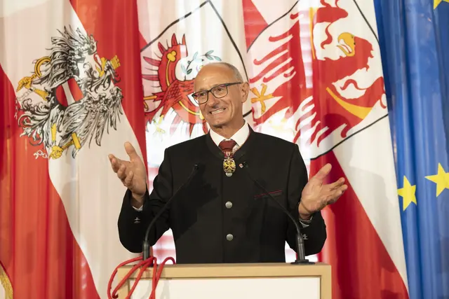 LH Anton Mattle bedankte sich bei den Geehrten und betonte, dass dieses Engagement keine Selbstverständlichkeit, sondern eine tragende Säule unseres Landes ist. | Foto: Land Tirol/Sedlak