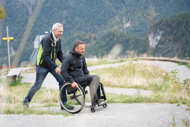 Barrierefreie Wege eröffnen Personen im Rollstuhl, Familien und Senioren neue Möglichkeiten der Bewegung. | Foto: Land Tirol/Brandhuber