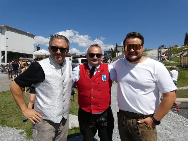Konnten sich über ein gelungenes 25. Fest am Berg freuen: Aufsichtsratsvorsitzender Christoph Mallaun, Bgm. Michael Zangerl, Bergbahnen-Geschäftfsführer Matthäus Tschiderer. 