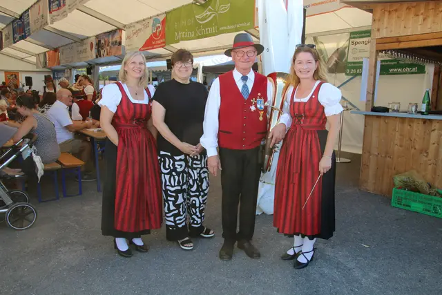 Simone Feiler, Landes-Stabführerin Stvin. Sabine Mauersics, Helmut Lang und Kapellmeisterin Cornelia Schiebendrein 