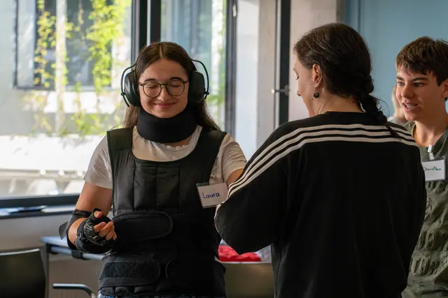 Bei der Ausbildung zu Digi-Guides erfahren die Jugendlichen, welche körperlichen Nachteile man im hohen Alter hat | Foto: LOGO jugendmanagement gemeinnützige gmbh