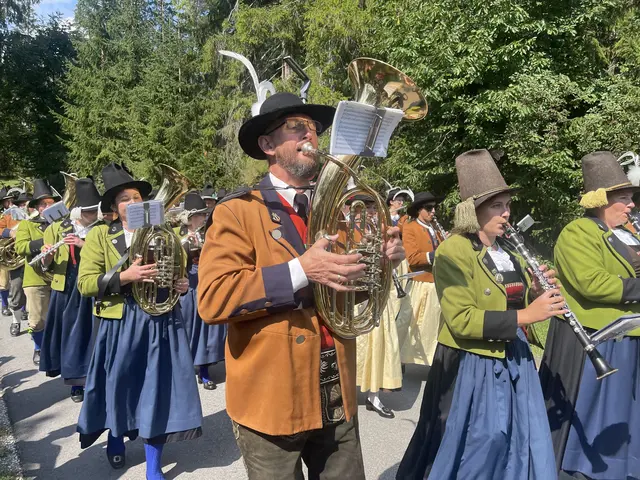 Die Musikkapelle Scharnitz und Reith beim festlichen Einzug zum Bezirksmusikfest. | Foto: MeinBezirk/Rebeiz
