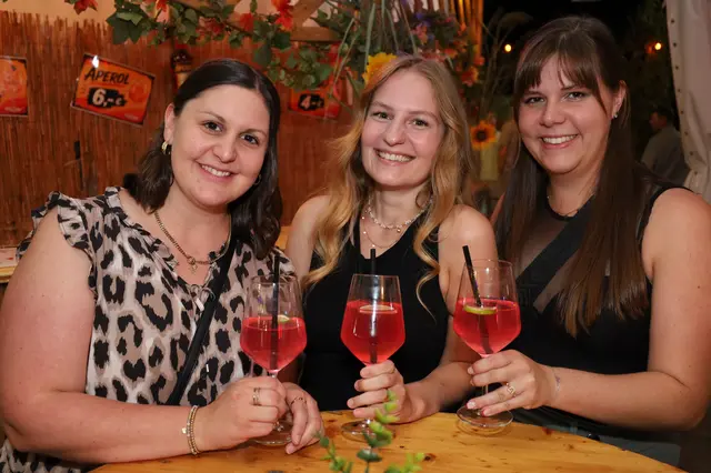 Natalie, Stefanie und Tanja trinken auf einen gelungenen gemeinsamen Samstagabend auf den Matzinger Zelttagen. | Foto: Markus Bäumler/zema-medien.de