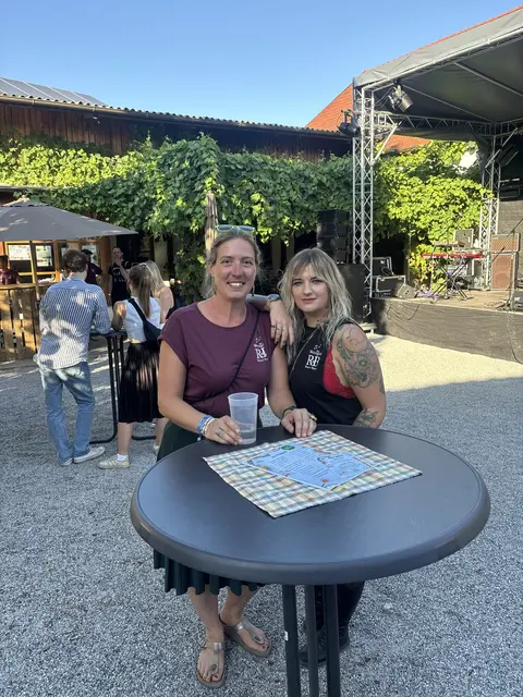 Dani Raser (links) veranstaltete die zwei von Rockmusik geprägten Tage. Die Sängerin und Trompeterin der Band Vladivostoks, Nicky Meidlinger, entspannte vor dem Auftritt bei Speis und Trank. | Foto: Lukas Leidenfrost