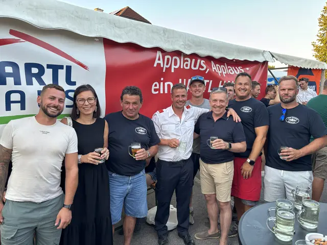 Auch Bürgermeister Rosef Ramharter (3.v.r.) besuchte das Dorffest | Foto: Daniel Schmidt