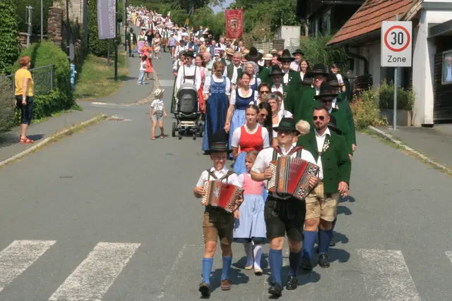 Die Volkstanzgruppe Stainz führte den Zug auf den Hauptplatz an | Foto: Gerhard Langmann