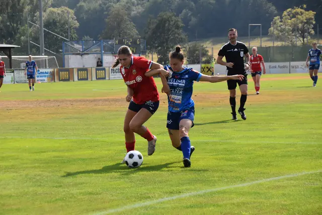 Zweikampf zwischen Sophie Hoke und Zoé Magyarics - Schiedsrichter Dalibor Popovic hatte alles genau im Blick. | Foto: MeinBezirk/Michael Strini