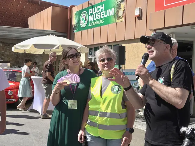 Bgm. Elke Florian, Fahrtleiterin Barbara Schrunner und Puchmuseums-Chef Heinz Mitteregger bei der Begrüßung der Teilnehmer und Besucher.