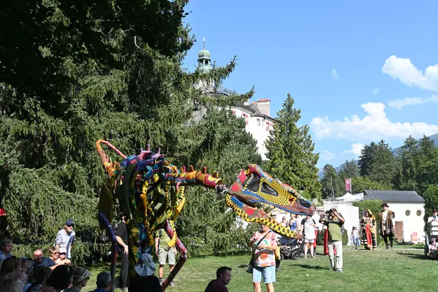 Auch ein Dino lies sich beim Schlossfest blicken. | Foto: Königer