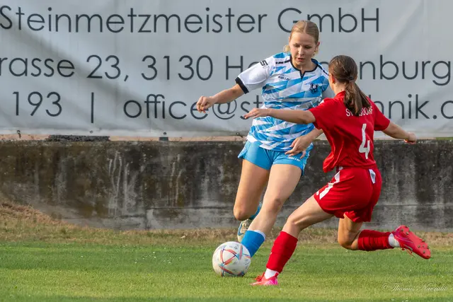 Neuerwerbung Lisa Ambichl (in Blau) zeigte bei ihrem ersten Einsatz für die SCH-Frauen eine engagierte Leistung und scheute keinen Zweikampf. | Foto: Thomas Navratil