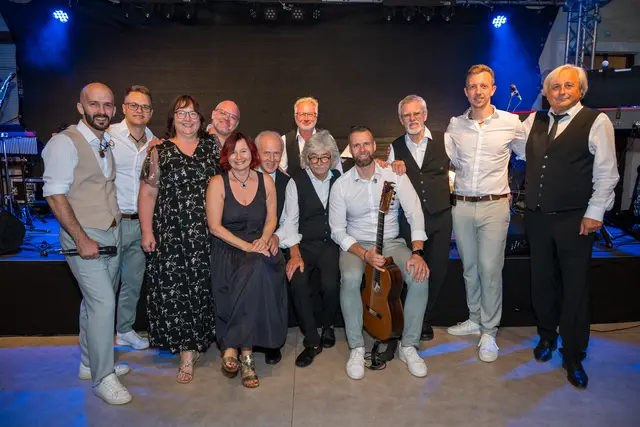 Die Gruppe "Rožanski muzikanti" aus dem Rosental und das bekannte Männerquartett "Kvatropirci" aus Slowenien begeisterten das Publikum.  | Foto: Dieter Arbeiter