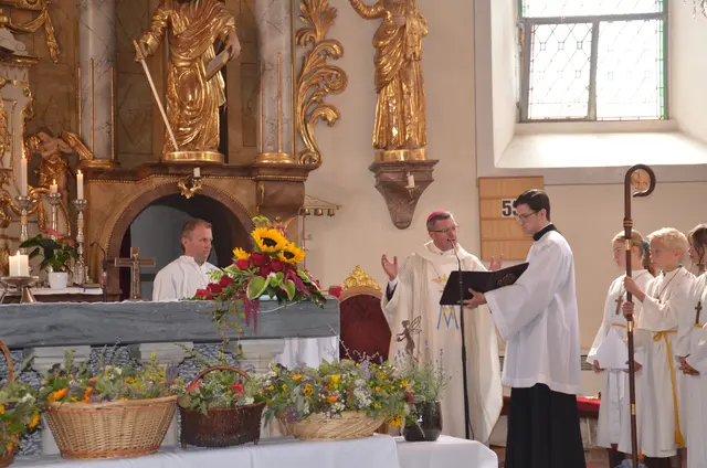 Weihbischof Generalvikar Johannes Freitag segnete die Kräuterbüscherl.