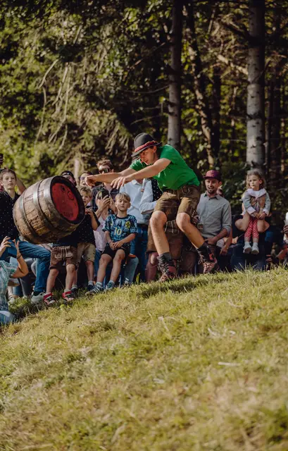 Beim Fasslrollen sorgt jeder Durchgang für Spannung und gute Stimmung. | Foto: Kathrin Jandl