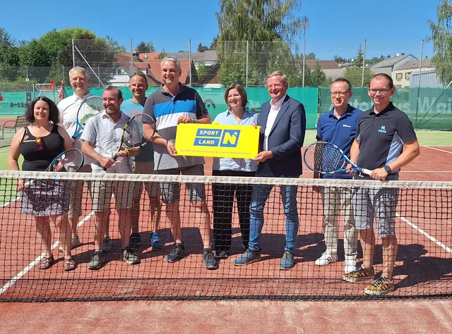 Bei der Eröffnung: Silke Mlejnek (Tierärztin), Michael Schelm (Obmann Verein Rollstuhltennis Austria), Gottfried Stark (Stark Gmbh), UTC-Obmann Andreas Hauer, Bürgermeister Ulrich Achleitner, Claudia Fasching-Steiner (SportUnion), 2. Landtagspräsident Gottfried Waldhäusl, Martin Bogg (Waldviertler Sparkasse) und Marcus Müller (Sparkasse Groß Siegharts Privatstiftung) | Foto: UTC Groß Siegharts
