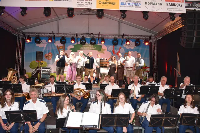 Nach dem Bieranstich konnte die Feierlaune im Festzelt so richtig beginnen. | Foto: Alexandra Goll