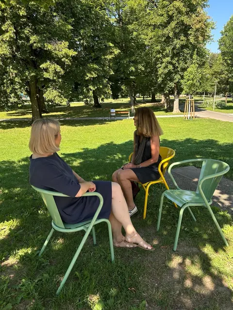 Anfang des Sommers wurden im Augarten zwölf dieser Stühle aufgestellt, bis auf einen wurden alle gestohlen.  | Foto: Stadt Graz