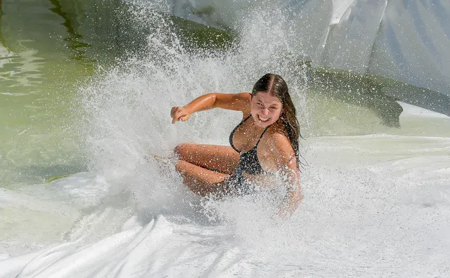 Actionreiche Rutschpartie beim "Slip &amp; Slide" der Landjugend Pölling: 16 Vierer-Teams stellten sich dem Spaßwettbewerb auf der Gackern-Loretowiese in St. Andrä. | Foto: Gerhard Pulsinger