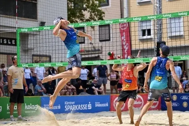 Noch bis 30. August bringt die Beachzone Sand, Beachvolleyball und Veranstaltungsprogramm auf den Villacher Rathausplatz. | Foto: 2026 BEACHZONE Villach