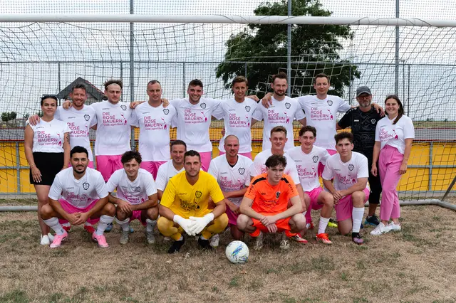 Zum Saisonstart: Der FC Hill Jois bedankt sich bei den Rosé Bauern vom Agerlhof für das Dressensponsoring. | Foto: Viktor Fertsak