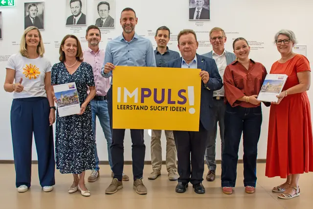 Die Jury bewertete die elf eingereichten Ideen des IMPULS!-Wettbewerbs, im Bild: Manuela Raidl-Zeller (SONNENTOR), KommR Anne Blauensteiner (Wirtschaftskammer), Mag. (FH) Richard Mayerhofer (Correcta Steuerberatung), Stadtrat Thomas Weiss, DI Daniel Fries (NÖ Dorf- und Stadterneuerung), Bürgermeister LAbg. ÖkR Franz Mold, Johannes Scheidl MBA (Waldviertler Sparkasse Bank AG), Isabella Senk (Schulsprecherin HAK) und Gemeindemitarbeiterin Bettina Todt. | Foto: Stadtgemeinde Zwettl