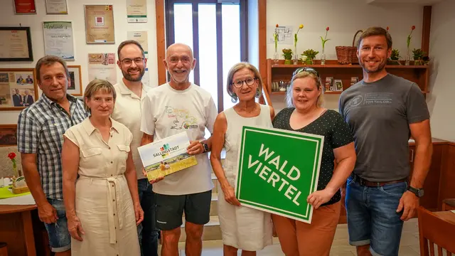 Gerhard Grünbeck, Martina Honeder, Christopher Edelmaier, Bürgermeister Josef Schaden, Landeshauptfrau Johanna Mikl-Leitner, Sandra Krecek, Andreas Holzmüller | Foto: Gemeinde Schweiggers