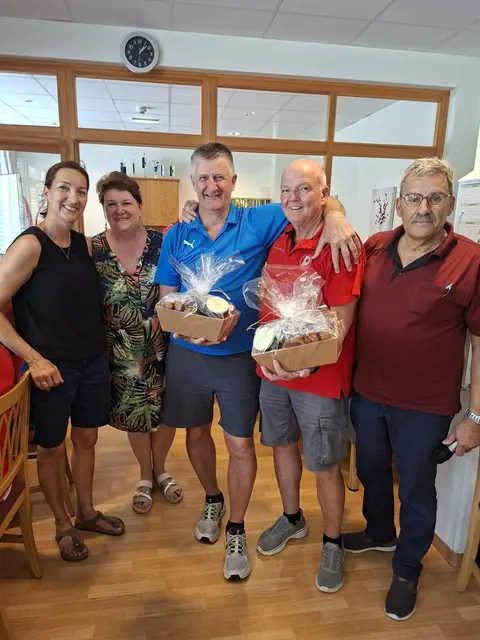 Vizebürgermeisterin Nina Asprian, Ortsgruppenvorsitzende Romana Scharf, die Turniersieger Klaus Skala und Anton Lang sowie Landespensionistenpräsident und Bezirksvorsitzender Dieter Hacker bei der Siegerehrung des Boccia-Turniers 2026 in Frantschach-St. Gertraud (v.l.). | Foto: Privat