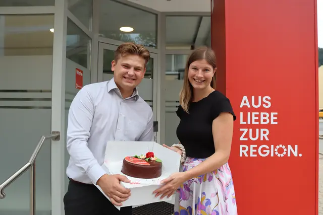Sophie Anderwald, Geschäftsführerin der JW Spittal und Referentin der WK Spittal, und Tobias Vecsei, Bezirksvorsitzender der JW Spittal, statteten uns einen Besuch ab, um auf den Tax Freedom Day aufmerksam zu machen. Heuer fiel er auf den 16. August, im Vorjahr auf den 17. August. | Foto: meinbezirk.at/Alen Grabic