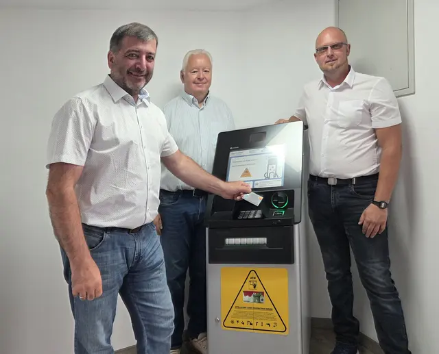 Landtagsabgeordneter Josef Edlinger, Weinzierls Bürgermeister Herbert Prandtner und Vize Robert Helmreich beim Bankomat in Weinzierl. | Foto: VPNÖ