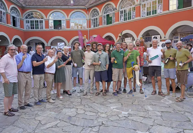 Die Bierbrauer stießen auf Schloss Kornberg mit den Ehrengästen auf ein gutes Gelingen des 3. Vulkanland Bierfestivals an.