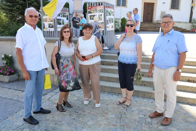 Auf dem Pfarrfest in Straden mit Heilkräutersegnung führte Karl Lenz (r.) durch die Ausstellung über das Bauernleben.