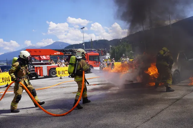 um 15:00 Uhr gab es eine spektakuläre Löschübung der Völser Feuerwehr.  | Foto: AMG