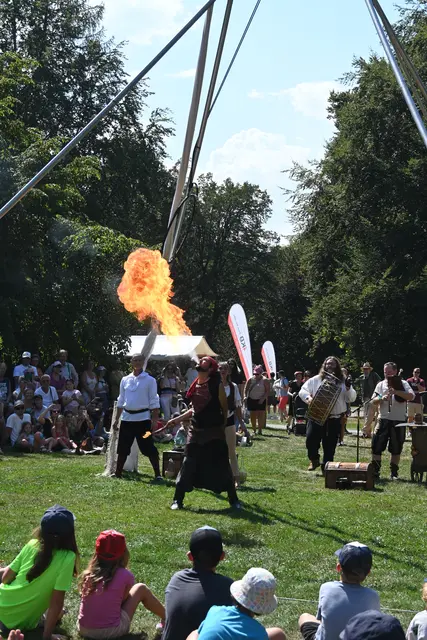 Ein Feuerspucker darf auf so einem Fest natürlich auch nicht fehlen.  | Foto: Königer