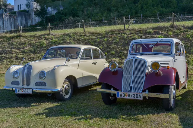Zahlreiche Oldtimer wurden beim traditionellen Treffen des Oldtimerclubs Ettendorf auf dem Festgelände präsentiert. Beim anschließenden Frühschoppen sorgten die "Saggautaler Power" für die musikalische Unterhaltung. | Foto: Gerhard Pulsinger