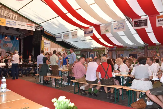 Zahlreiche Gäste ließen sich die Eröffnung der Augustwiesn nicht entgehen. | Foto: Alexandra Goll