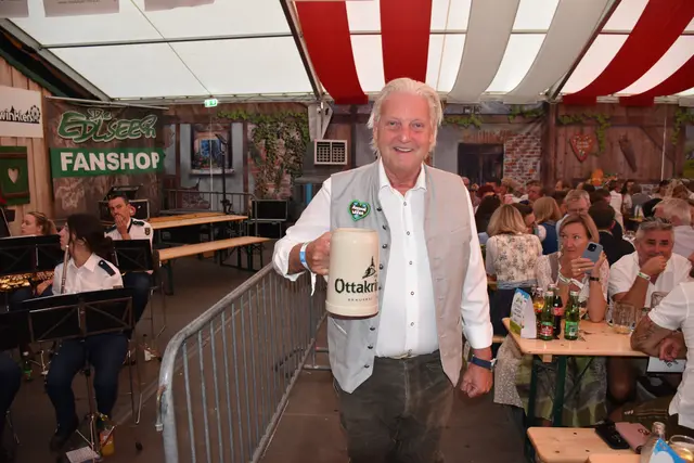 Bürgermeister Alfred Babinsky: Gute Stimmung, volle Tische und ein frisch gezapftes Bier – so darf die Augustwiesn beginnen. | Foto: Alexandra Goll