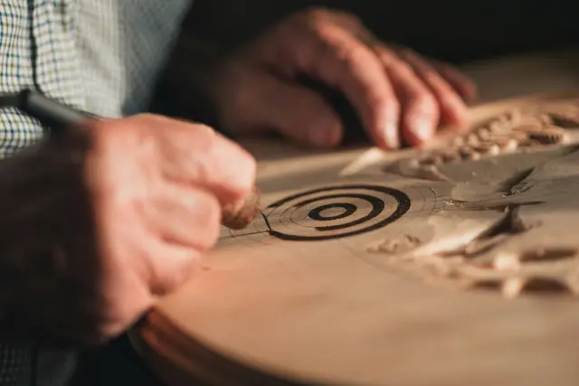 LR Mario Gerber: „Mit der Förderaktion ‚Altes Handwerk‘ wollen wir dazu beitragen, dass das Know-how erhalten bleibt und die Betriebe eine wirtschaftliche Perspektive für die Zukunft haben.“ | Foto: unsplash / Alex Gruber