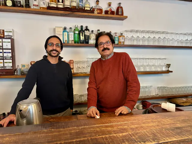 Faiz Chattha (l.) und sein Vater sind die Köpfe des Restaurants Indus in der Landstraße. | Foto: Verena Kriechbaum/MeinBezirk