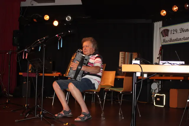 Hanne Hula, ist beim 109. Mal beim Stammtisch, Stammtischleiter in Wien Strebersdorf