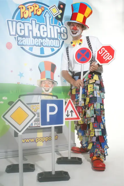 Clown Poppo lehrt Kindern spielerisch das richtige Verkehrsverhalten.  | Foto: Krische
