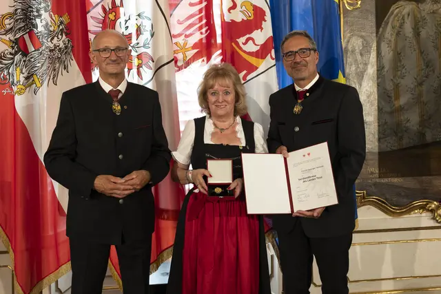 Verdienstkreuz für Christa Sprenger-Steixner aus Schönberg | Foto: Land Tirol/Sedlak