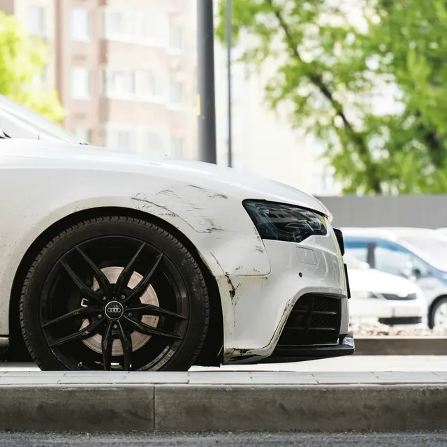 Unbekannte zerkratzten in Innsbruck den Lack von drei geparkten Pkw. (Symbolbild) | Foto: Symbolbild Unsplash