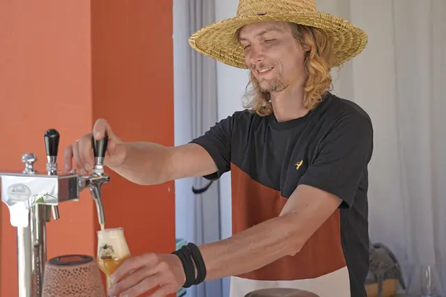 Von Hand gebrautes, frisch gezapftes Indie-Bier von Erik Kühnelt von der Walhalla Genusskulisse