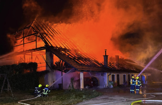 Ein Stall in Ritzendorf stand in Vollbrand. | Foto: Fire Veiter - FF St.Veit/Glan