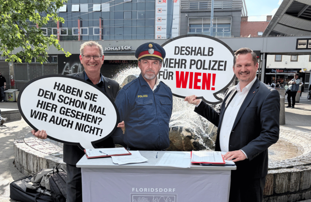 Grinsende Bezirksorsteher und ein ernst schauender Pappkarton-Beamter – das Bild kennt man inzwischen. Applaus ernten die Bezirkspolitiker von der Polizeigewerkschaft. | Foto: BV 10 / Harald Schulster