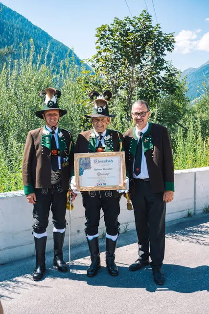 Ehrenmajor flankiert von Bat.-Kdt. G. Müller und Bgm. A. Gleirscher | Foto: Pernsteiner