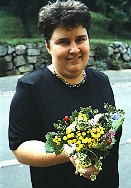 Maria Pieberl-Hatz mit Kräuterbüscherl