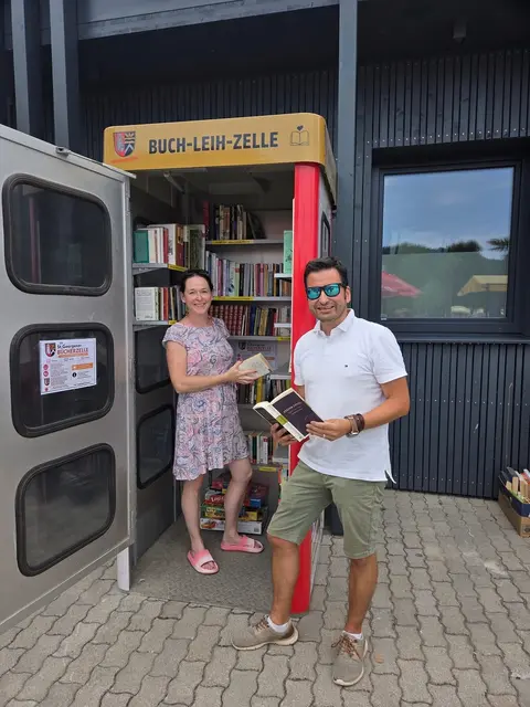 GV Hannes Rabitsch und Badegast Theres Reiß freuen sich über die neue Bücherzelle im Strandbad, die bereits von den ersten Besuchern zum Schmökern und Büchertauschen genutzt wird. | Foto: Gde. St. Georgen