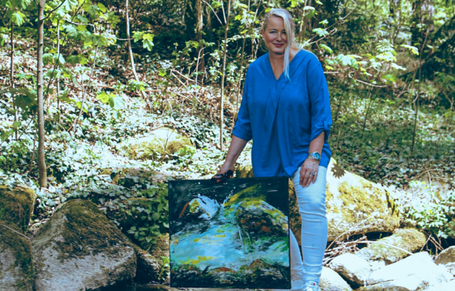 Manuela Eibensteiner mit einem ihrer Kunstwerke an der Feldaist. | Foto: Eibensteiner