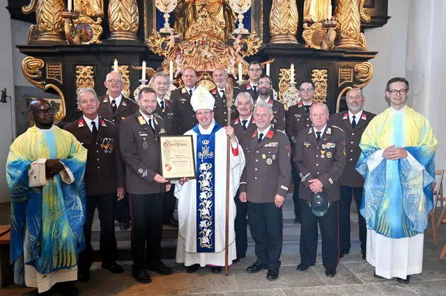 Für seine langjährige Mitgliedschaft und seine Tätigkeit als Feuerwehrkurat wurde Weihbischof Johannes Freitag zum Ehrenmitglied der Freiwilligen Feuerwehr Trofaiach ernannt. | Foto: BFV Leoben/Tomsits