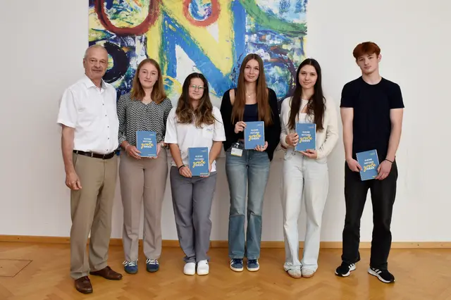 Absolvierten in Hollabrunn im Juli ein Praktikum (v.l.n.r.) Interim. Kaufmännischer Direktor 
Dipl. KH-BW Anton Hörth, Leonie Möth, Lea Geyer, Melanie Grabner, Anne-Sophie Hrovat 
und Ivan Erat | Foto: Landesklinikum Korneuburg-Stockerau-Hollabrunn
